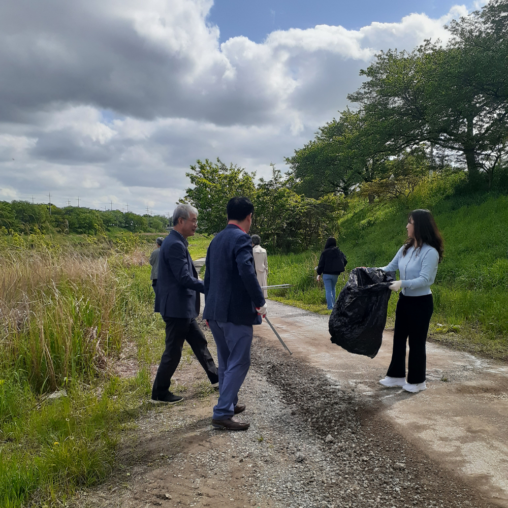 광주천 가꾸기사업 봄맞이 집중정화활동(2024.04.24) 첨부이미지 : 20240424_152128.jpg