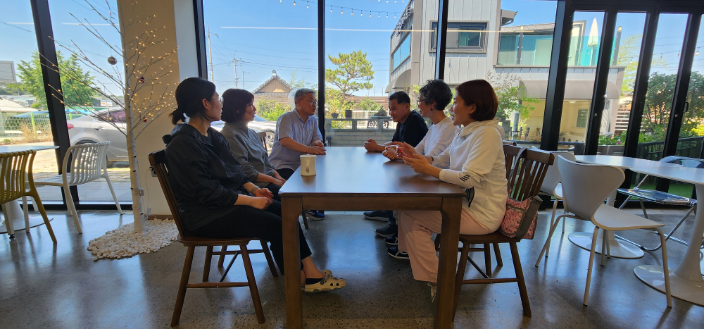 광주 하동정씨 정철훈 소장자료 수집 및 기탁(2024.6.18.) 첨부이미지 : 소장자와 담소 (4).jpg